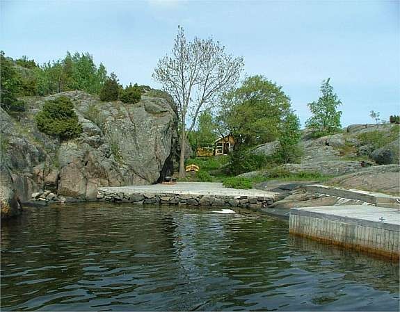 Steinbrygge med hovedhytta i bakgrunnen Galleribilde