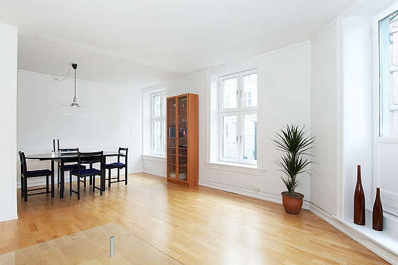 Stue med utgang til vestvendt balkong Galleribilde