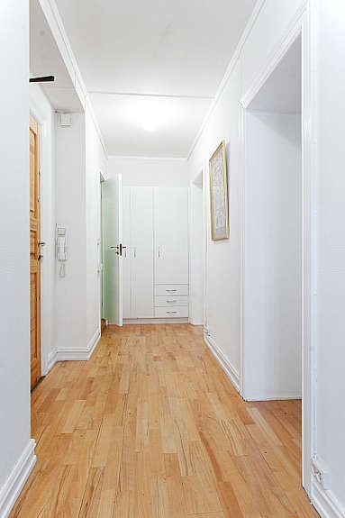 Entrè med garderobeskap Galleribilde