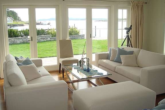 Detalj fra stuen og ut i haven Galleribilde