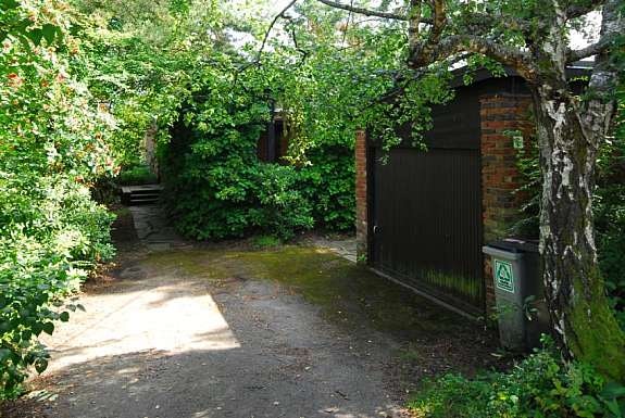 Garasje og flott flora Galleribilde