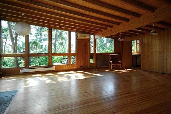 Stue med utgang til have - unikt lys Galleribilde