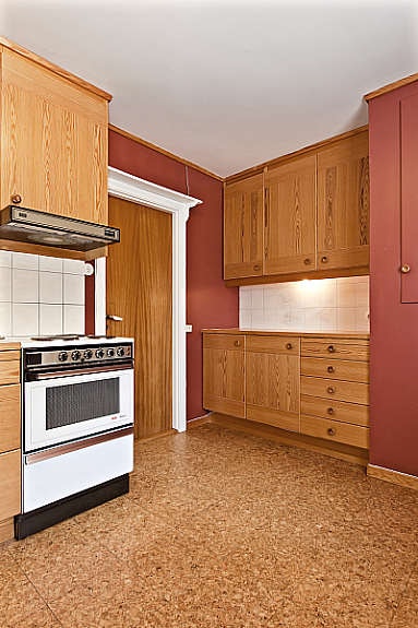 God skap- og benkeplass på kjøkken Galleribilde