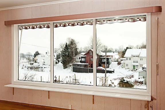 Store vinduer som slipper godt med sollys inn Galleribilde