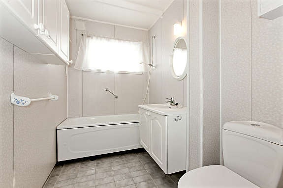 Bad med badekar, wc og innredning Galleribilde