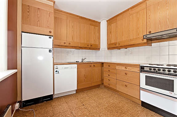 Praktisk kjøkken med takhøye skap Galleribilde