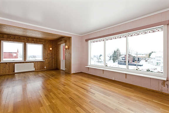 Romslig stue med store vinduer som gir mulighet til å nyte utsikten fra sofakroken Galleribilde