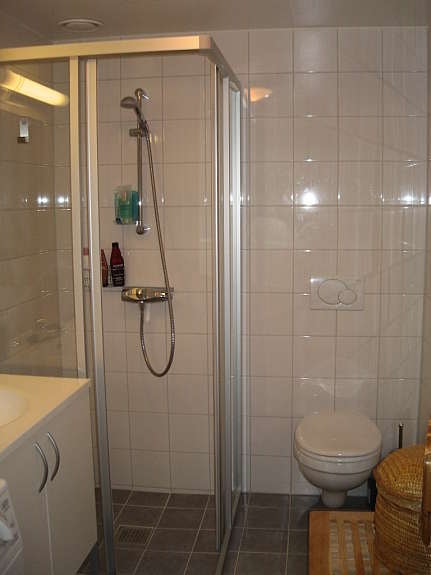 Bad med varmekabler og vaskemaskin Galleribilde