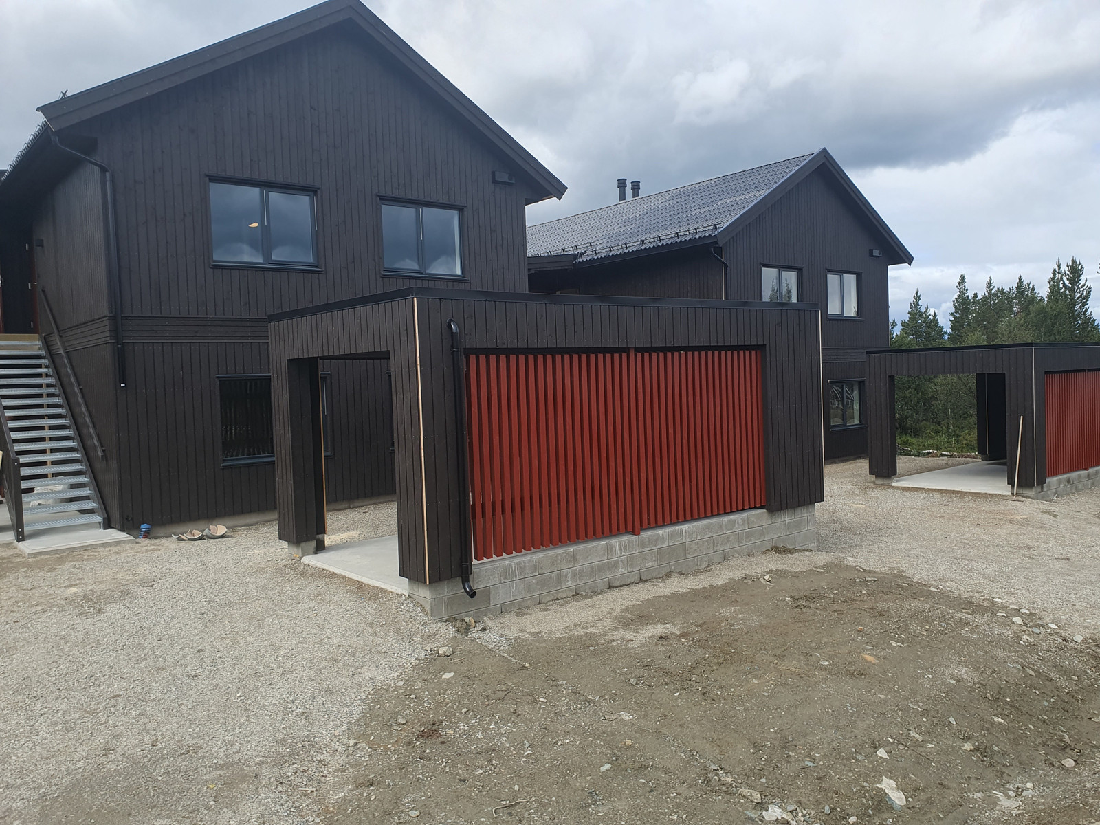 Tre solgt og en ledig.