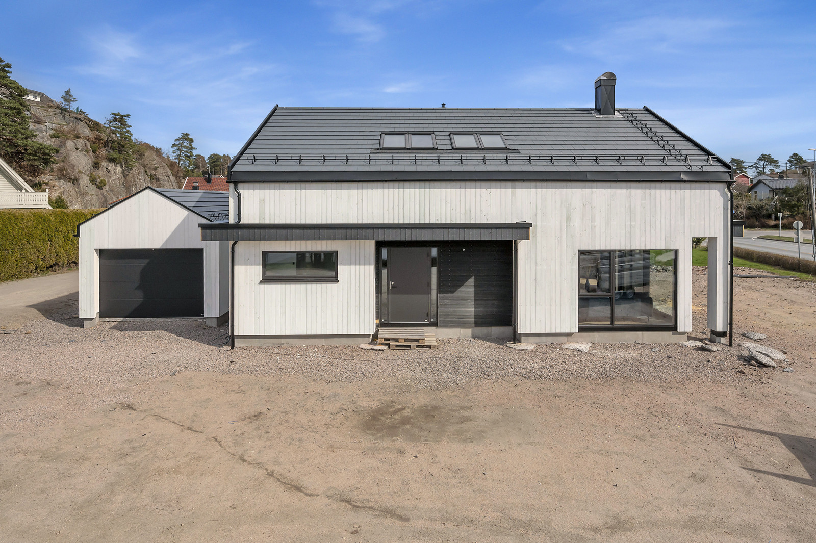 Image #0 Søgne/Stausland - Oppgradert og  sentralt beliggende enebolig med utleie og garasje.