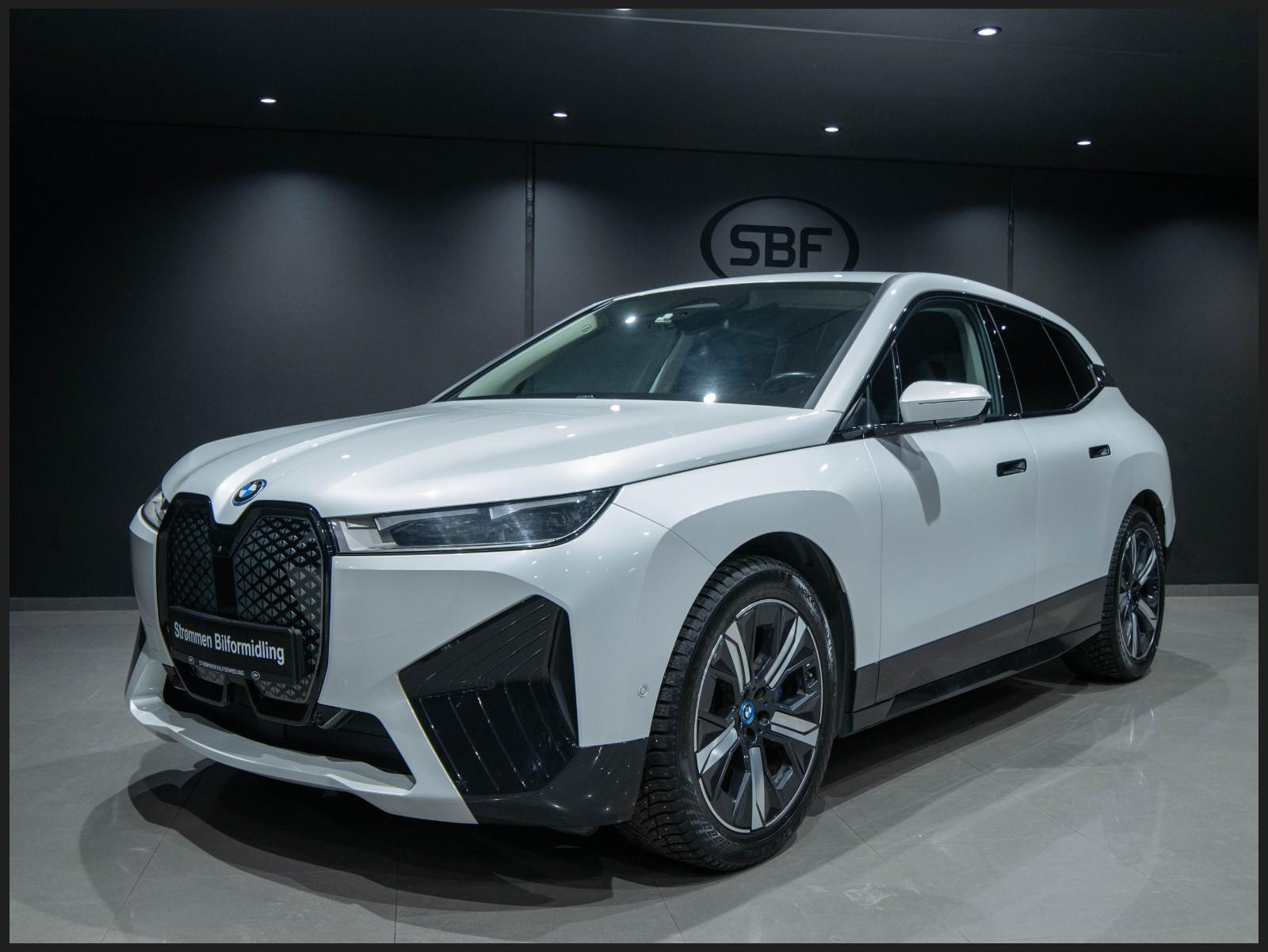 BMW iX xDrive 40 SPORTSPAKKE/360 KAMERA/KROK/KEYLESS/DRIVING ASSISTANT