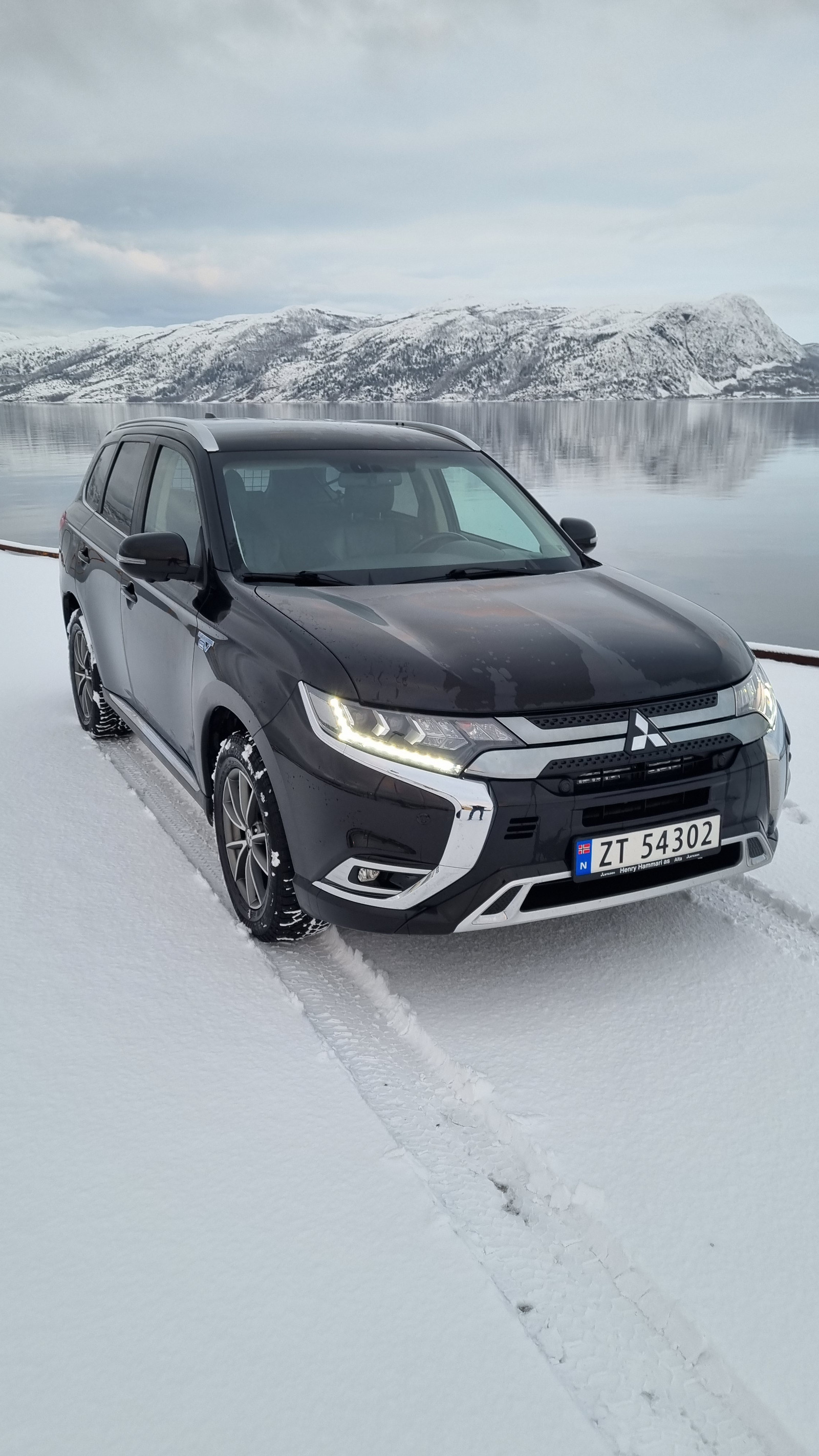 Mitsubishi Outlander PHEV Intense + 224 HK, Delskinn, H.feste. 2