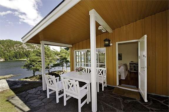 Overbygget terrasse med sen kveldssol Galleribilde