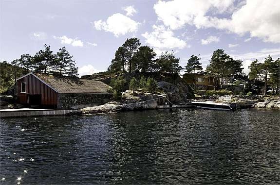 Båthus og brygger med hytta i bakgrunnen Galleribilde