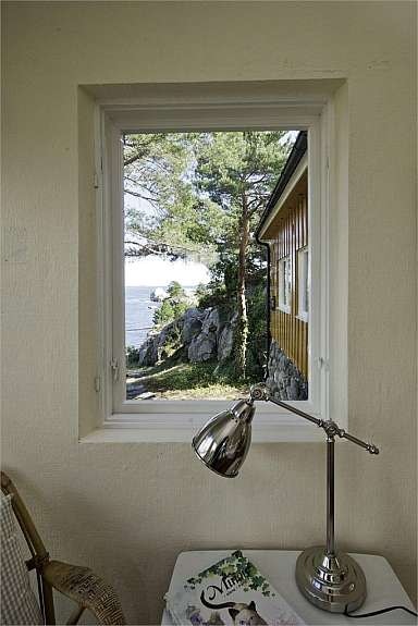 Stuevindu med utsikt mot havet Galleribilde