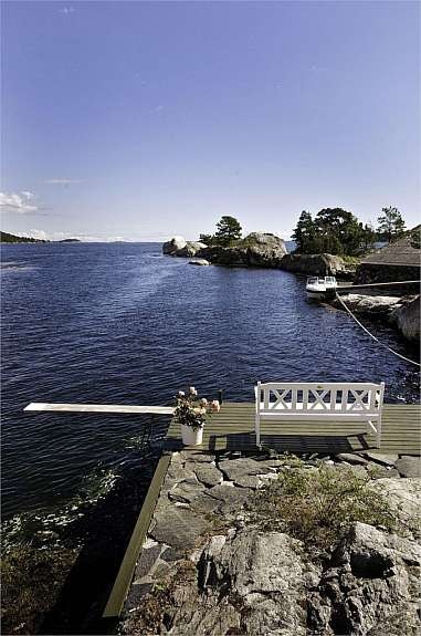Bryggen med båthuset til høyre. Galleribilde