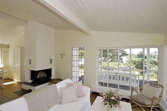 Lys og delikat stue med utgang til overbygget terrasse Galleribilde