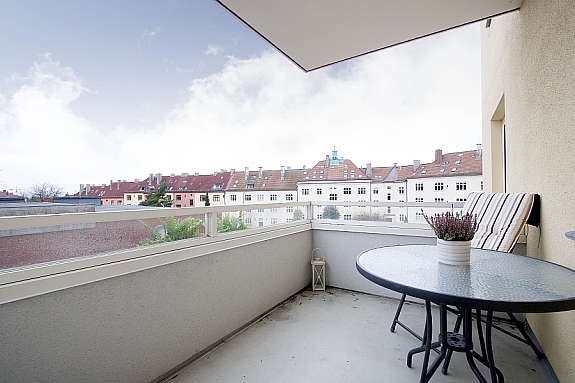 Sørvendt balkong med svært gode solforhold Galleribilde