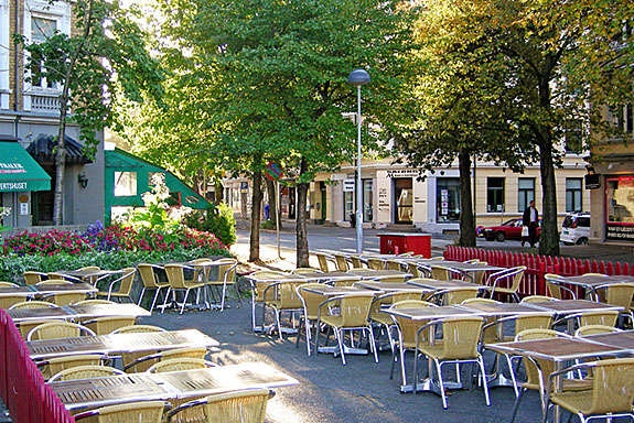 Vertshuset Oskar Braaten med uteservering sommerstid Galleribilde