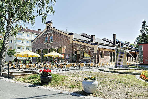 Trikkestallen med uteservering sommerstid Galleribilde