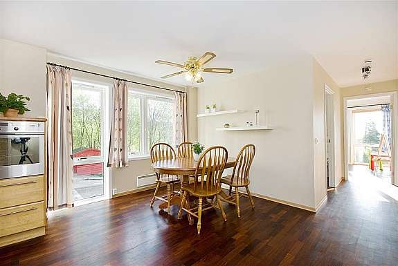 Lys og romslig spiseplass på kjøkken Galleribilde