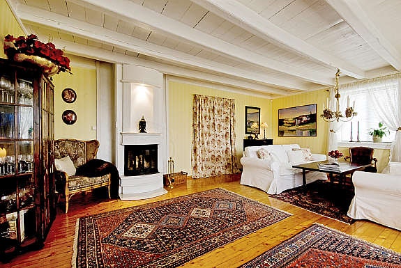 Flotte stuer med tapeter, brystningspaneler og murte vegger, gulvene har opprinnelige tregulv . Alle stuene har sin egen opprinnelse, det er tatt vare på originale panelvegger og satt i stand slik som stuene opprinnelige var. Galleribilde