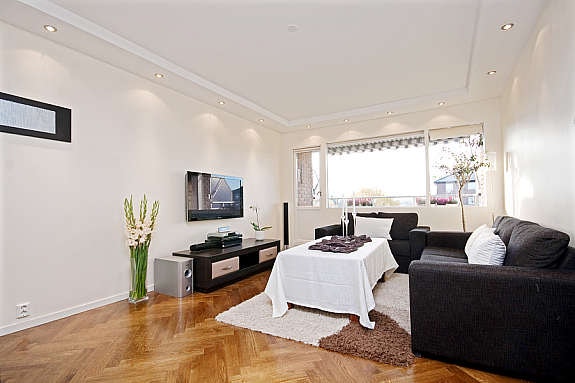 Romslig og delikat stue med utgang til solrikt balkong. Galleribilde