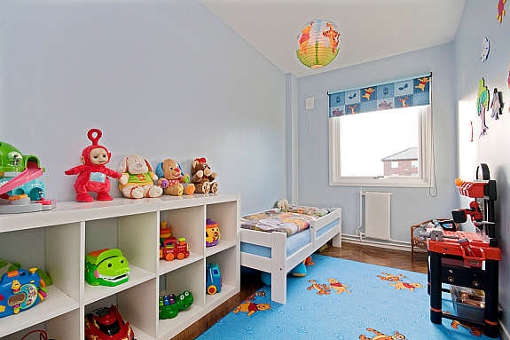 Koselig barnerom med store vindusflater. Galleribilde