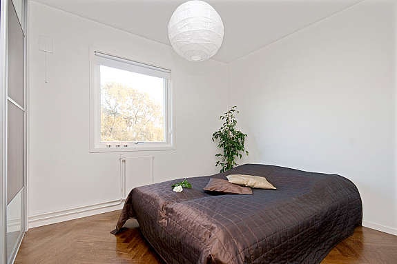 Romslig og lys soverom med skyvedørsgarderobe. Galleribilde