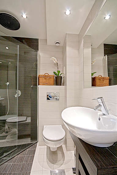 Nytt og delikat flislagt bad med opplegg for vaskemaskin. Høy standard. Galleribilde