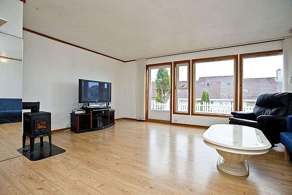 Stue med utgang til stor terrasse. Galleribilde