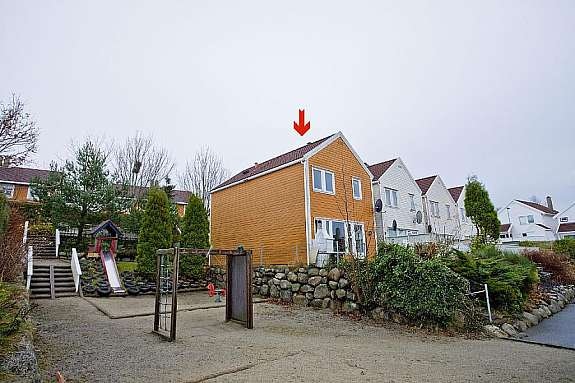 Eneboligen ligger i enden mot pent opparbeidet lekeplass. Galleribilde