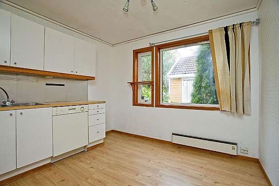 Kjøkken med plass til spisebord. Galleribilde