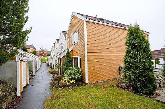 Fasade ved inngangspartiet. Utvendig bod. Galleribilde