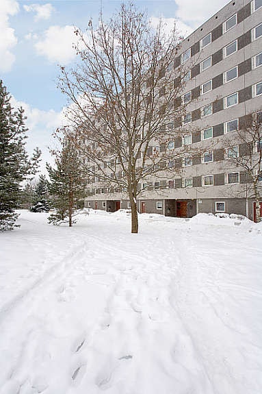 Leiligheten ligger sentralt på Haugenstua nord i Oslo med kort vei til nærbutikk og offentlig kommunikasjon. Galleribilde