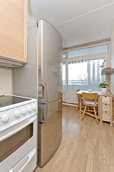 Delvis åpen kjøkkenløsning med plass til en spisegruppe. Galleribilde