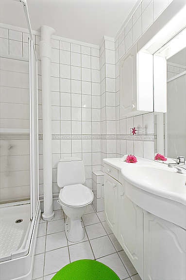 Flislagt bad med dusjkabinett. Galleribilde