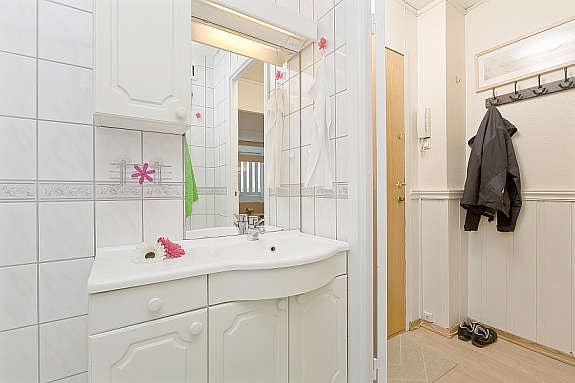 Servant i underskap, samt overskap og speil. Galleribilde