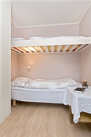 Alkove/soverom med overkøye, samt plass til en større seng. Galleribilde