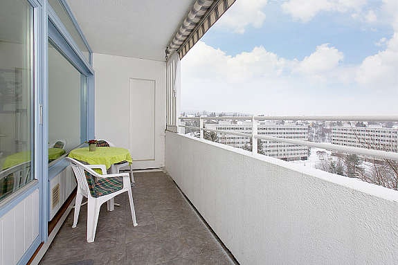 Stor fin balkong med fin åpen utsikt og gode solforhold. Galleribilde