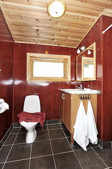 Bad med dusj, servant og wc Galleribilde