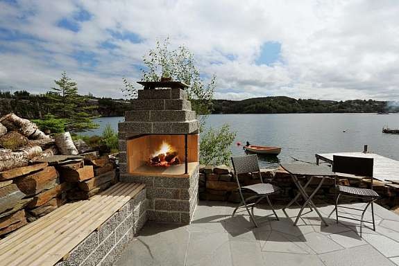 Stor og lun terrasse med utepeis Galleribilde