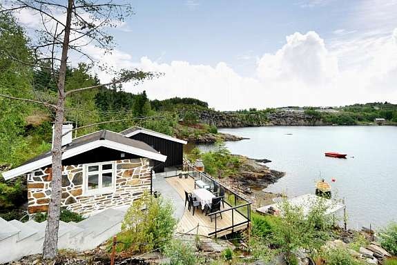 Hytten ligger helt i sjøkanten Galleribilde