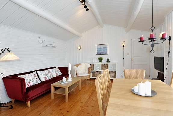 Romslig stue i lyse farger Galleribilde