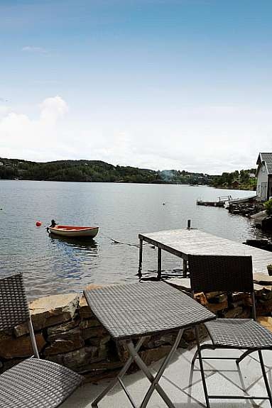 Strandlinje, badevik og brygge Galleribilde