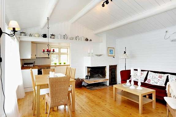 Stue med peis og varmepumpe Galleribilde