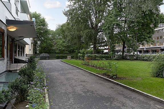 Asfaltert adkomst fra Oscars gate, samt gangvei med port fra Hegdehaugsveien. Galleribilde