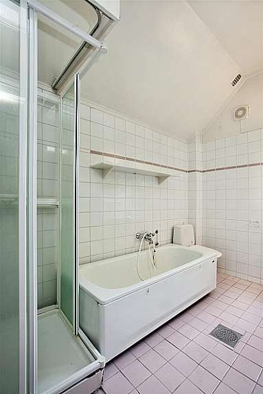 Bad/wc med badekar og dusj Galleribilde