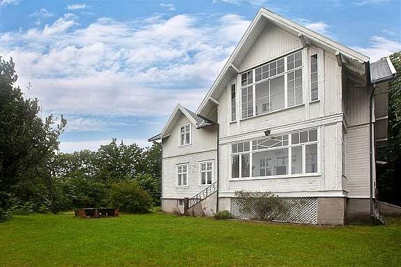 Fasade og hage Galleribilde