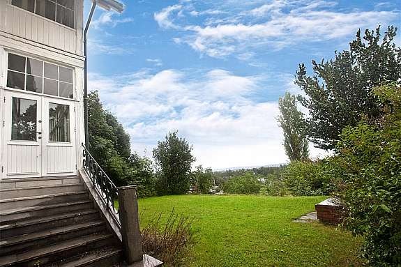 Trapp ned til hagen fra 1. etasje Galleribilde